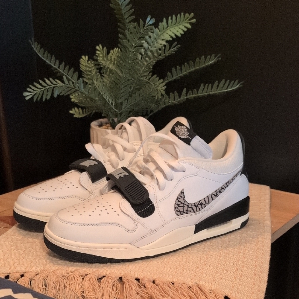 Nike White and Black Sneakers with Patterned Swoosh